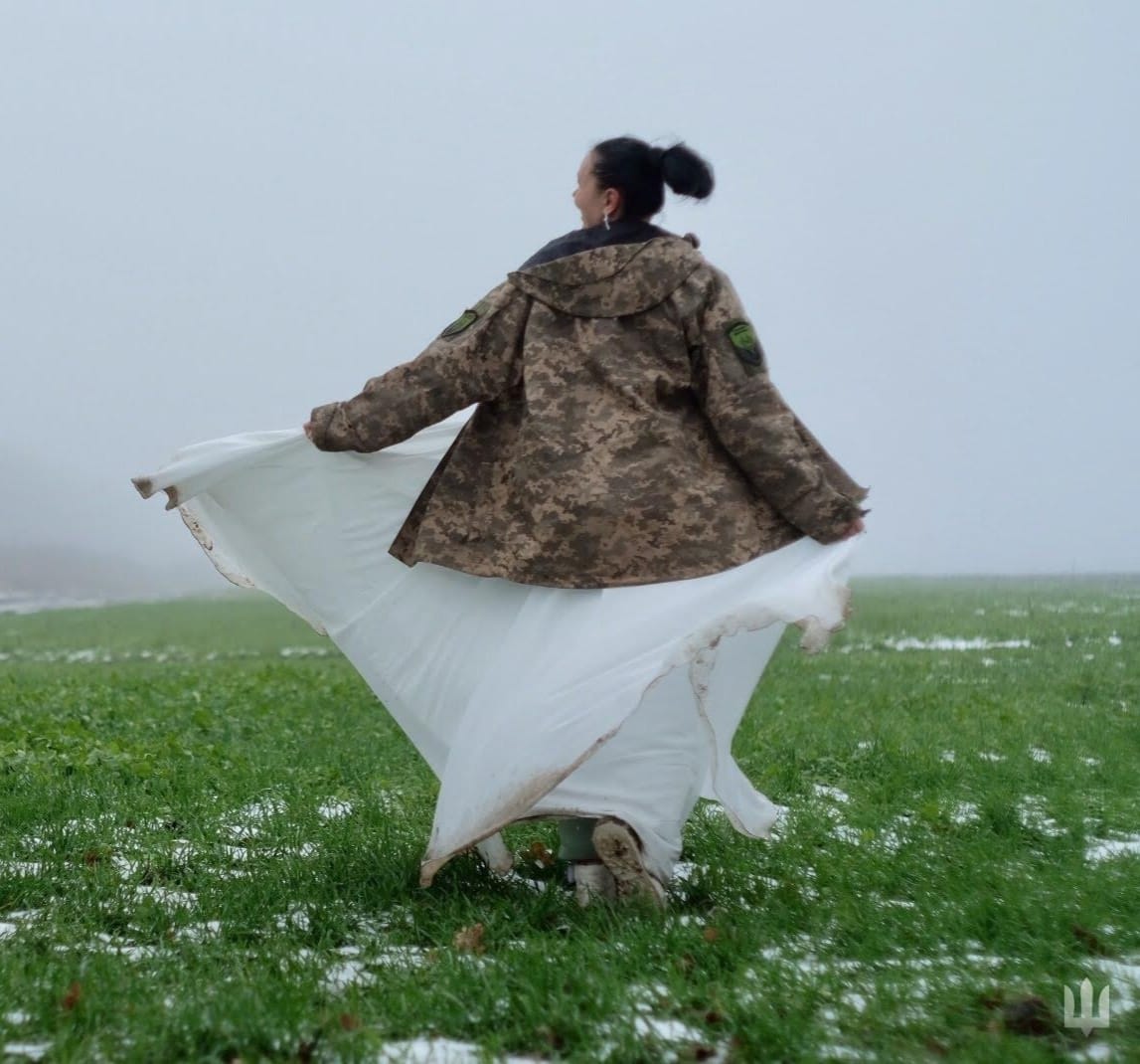 Наречена подолала 700 км, аби вийти заміж просто на передовій: чуттєві фото